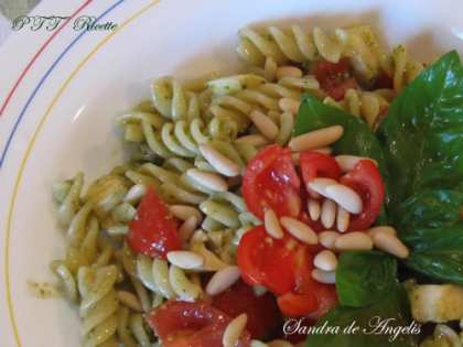 Fusilli con pesto, pomodori e mozzarella