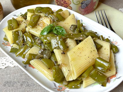 Pasta fredda con peperoncini verdi dolci
