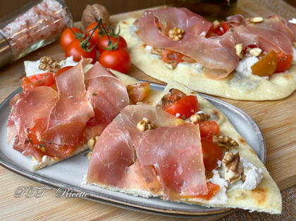 Piadipizza - Piadina pizza con prosciutto crudo, ricotta, gorgonzola e pomodorini